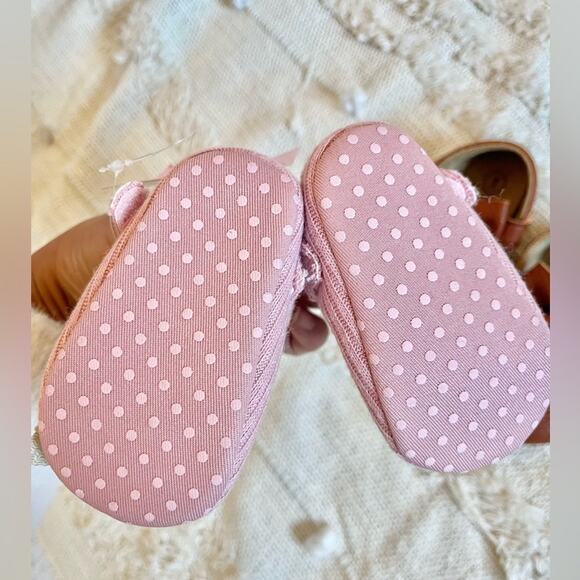 2 Baby shoes size 0-6 months - Picture 2 of 3